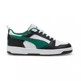 Championes Puma Rebound V6 Low, de diseño urbano con combinación de colores blanco, negro y verde. Presentan una silueta de corte bajo, con paneles laterales perforados para mayor ventilación y la icónica franja lateral de la marca en contraste.