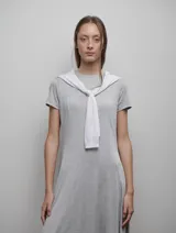 Vestido midi gris de viscosa, con corte evasé, mangas cortas y escote redondo.