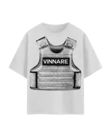 Remera oversize de algodón peinado, color blanco, con estampado gráfico frontal de un chaleco táctico en escala de grises y la palabra VINNARE en el centro.
