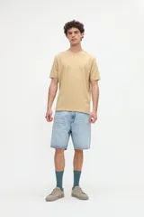 Remera marrón claro de manga corta en jersey de algodón con textura suave, escote redondo con media cartera de botones, bordado en el bajo y costuras en contratono en la espalda.