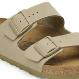 Sandalias Birkenstock Arizona modelo Birko-Flor color caqui claro, con dos tiras ajustables con hebillas metálicas grabadas, plantilla anatómica de corcho y suela de EVA.