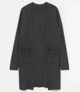 Cárdigan largo de punto color rojo con bolsillos delanteros.