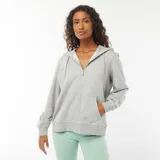 Buzo gris con capucha, cierre frontal con cremallera y bolsillos laterales.