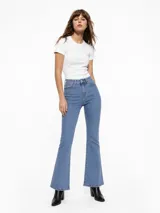 Jean de denim azul de corte flare, con tiro medio, diseño de botamanga acampanada y sutil estampado texturizado en toda la prenda.