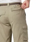 Short cargo de senderismo color beige, con cintura elástica lateral, bolsillos laterales y bolsillo de seguridad con cremallera. Confeccionado con tecnología Omni-Wick para absorción de humedad y protección solar Omni-Shade UPF 50.