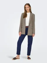 Blazer largo de corte holgado con solapas clásicas y bolsillos delanteros con solapa. Confeccionado en una mezcla de poliéster reciclado y elastano.