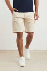 Bermuda de gabardina color beige, con bolsillos laterales tipo cargo y corte a la rodilla.