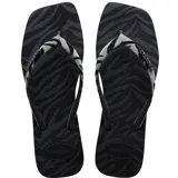 Sandalias tipo ojota Havaianas modelo Slim Square, con diseño de punta cuadrada y estampado animal print de cebra en tonos negros y grises. Poseen tiras finas con textura aterciopelada y logo de la marca en relieve.