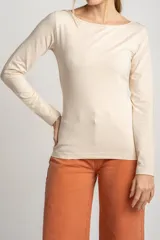 Remera color crema de algodón y elastano, de corte ajustado y mangas largas, con cuello barco.