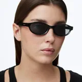 Lentes de sol con montura ovalada de diseño minimalista en color negro. Cuentan con lentes polarizadas con protección UV400 y recubrimiento resistente a rayaduras.