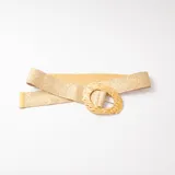 Cinto elástico en color dorado con acabado metalizado y hebilla ovalada de diseño texturizado en tono dorado brillante.