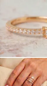 Anillo triple compuesto por tres bandas finas con baño de oro y oro rosa, cada una decorada con una circonia en corte rectangular.