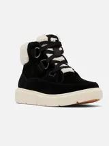 Bota de caña media Sorel, confeccionada en gamuza impermeable color negro. Presenta un diseño con cordones gruesos, herrajes metálicos y un ribete superior de borrego sintético en color crema. Cuenta con una suela de goma moldeada en color crema con excelente tracción.