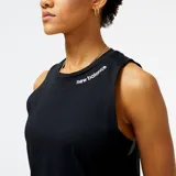 Musculosa deportiva New Balance de ajuste holgado, confeccionada en tejido de punto con tecnología NB DRY de secado rápido. Presenta diseño sin mangas y detalle de la marca estampado en el escote.