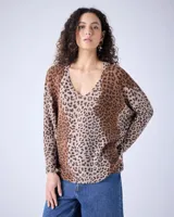 Sweater de cashmere con estampado animal print, cuello en V, corte oversize, mangas largas y terminaciones acanaladas.