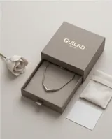 Collar de acero con cadena tipo serpiente y dije central rígido en forma de V.