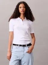 Chomba de Calvin Klein Jeans confeccionada en tejido de algodón con elastano, de corte regular y textura acanalada. Presenta cuello tipo polo con cartera de botones y una insignia distintiva de la marca en el pecho.