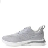 Championes deportivos de tejido de punto en color gris claro, con cierre de cordones y suela blanca con detalles en gris.