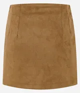 Short pollera de diseño corto confeccionado en gamuza sintética (suede) de tacto suave. Presenta cintura fija, cierre lateral y una pequeña abertura en el ruedo.