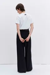 Remera de cuello redondo y manga corta, confeccionada en tejido de algodón liso de color blanco.