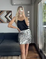 Musculosa lencera blanca con encaje, escote pico y tirantes finos. Bajo asimétrico.