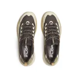 Championes de senderismo Merrell modelo Moab Speed 2 Sport, con diseño técnico en tonos tierra, gris y beige. Presentan una estructura robusta con suela Vibram para mayor tracción, tecnología FlexPlate para estabilidad y entresuela de espuma FloatPro para amortiguación.