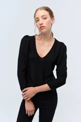 Blusa negra de noche con lurex, mangas abullonadas 3/4 y escote en V.
