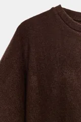 Camiseta de manga corta amplia y cuello redondo, de corte regular fit en color marrón.