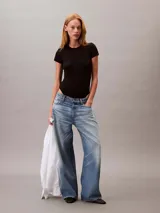 Body negro de manga corta con cuello redondo y diseño acanalado. Confeccionado en mezcla de algodón y elastano, de corte slim.
