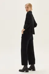 Sweater de tejido de punto color crudo, con escote redondo y mangas largas con puños acanalados. Presenta un calce cómodo y holgado.