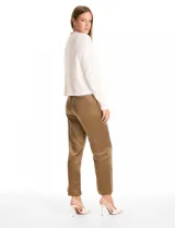 Chaqueta corta de tejido tipo mohair en color blanco, con cuello a la base decorado con bordado de perlas y canutillos. Presenta bolsillos simulados en el frente con apliques de brillos y cierre mediante broche interno.
