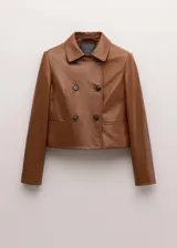 Chaqueta de cuero de ovino en color marrón, de diseño corto y cruzado, con doble botonadura frontal y solapas clásicas.