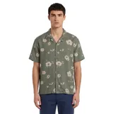 Camisa manga corta verde militar con estampado floral claro, cuello cubano y cierre frontal con botones.