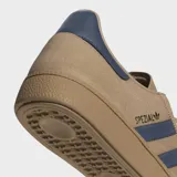 Championes Adidas Handball Spezial color beige con detalles en azul.