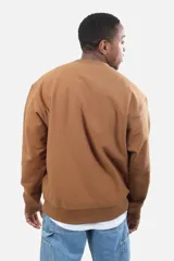 Buzo de cuello redondo Carhartt, color negro, con logo bordado pequeño en el pecho. Presenta puños y ruedo acanalados.