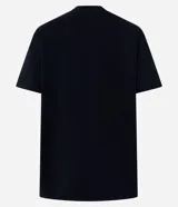 Remera de algodón negra con cuello redondo y mangas cortas. Presenta un estampado frontal de la serie The Vampire Diaries con los rostros de los personajes principales.