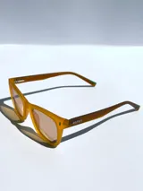 Lentes de sol con armazón bicolor, frente negro y patillas en tono beige con detalle de marca grabado. Cuentan con cristales polarizados con protección UV 400.