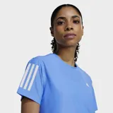 Remera de running Adidas, color celeste claro, de manga corta y cuello redondo. Presenta las tres franjas características de la marca en color blanco en ambas mangas y el logo de Adidas en el pecho.