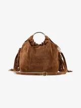 Cartera de mano confeccionada en cuero gamuzado color marrón, con diseño flexible y detalles de flecos laterales. Presenta un asa rígida metálica circular y una abertura superior fruncida.