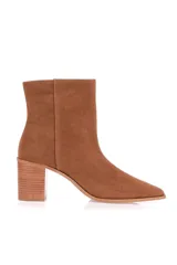 Bota corta color marrón de gamuza, con taco de madera.