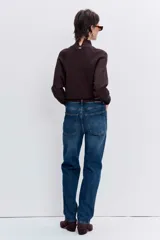 Sweater de punto negro con cuello alto y mangas largas con corte raglán.