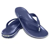 Ojotas Crocband Flip de Crocs, color verde militar con una línea blanca en la entresuela. Diseño ligero con tira superior de TPU y plantilla con textura de masajes.