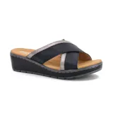 Sandalia de taco corrido color beige con tiras cruzadas al frente y detalle dorado.