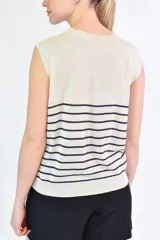 Musculosa de tejido de punto con diseño a rayas horizontales oscuras sobre base color crema, cuello redondo y corte recto.