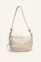 Cartera bandolera Rosa Rosa modelo Poli, confeccionada en cuero suave de color beige, con diseño de forma relajada, detalles de nudos en las tiras y cierre superior.