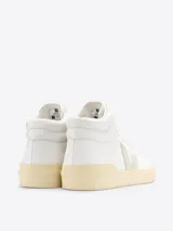 Championes de caña alta color blanco, con logo lateral en color beige y suela color crema.