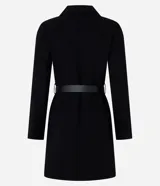 Vestido corto negro de crepé con poliéster certificado RCS, cuello blazer, mangas largas y cinturón de material sintético con hebilla metálica.