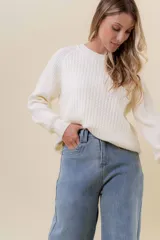 Jean wide leg de tiro alto con calce relajado y pierna amplia. Confeccionado en denim con leve desgaste, cuenta con cintura definida con presillas, bolsillos clásicos y cierre frontal con botón metálico.