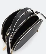 Bolso pequeño de cuero sintético blanco, con forma redondeada, correa larga ajustable y cierre de cremallera.