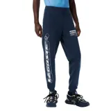 Pantalón de jogging azul marino de corte slim fit con cintura elástica y cordón ajustable. Estampado con el logo de Lacoste en blanco en la pierna izquierda.